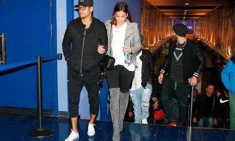 Bị treo giò, Neymar đi xem phim với bạn gái xinh xắn