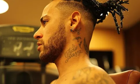 Neymar hóa thành ngôi sao nhạc rock với kiểu tóc mới