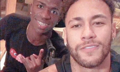 Neymar hội ngộ đàn em ở... sòng bài