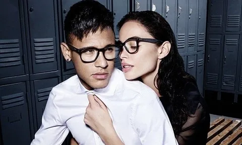 Neymar khoe tài diễn xuất bên người đẹp
