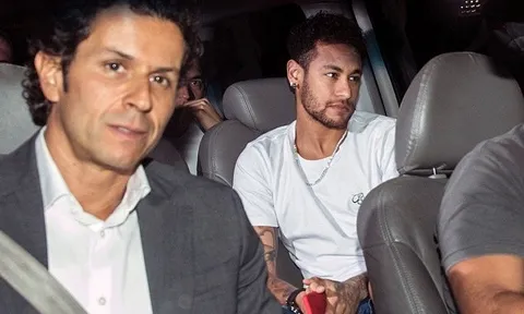 Neymar mặt không biến sắc trên đường đến bệnh viện điều trị