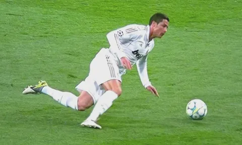 Neymar, Ronaldo và những pha bóng lỗi hài hước