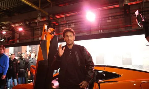 Neymar, Sanchez ăn vận bảnh bao gặp huyền thoại Rô béo tại London