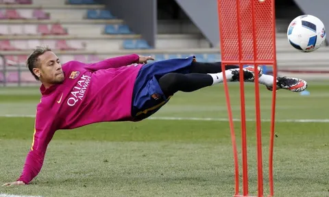 Neymar thể hiện kỹ năng trên sân tập