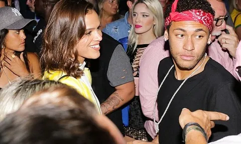 Neymar tình tứ bên bạn gái sau chiến tích ở đội tuyển