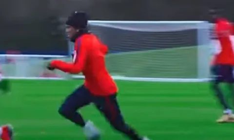 Neymar trở lại và hành hạ các đồng đội trên sân tập
