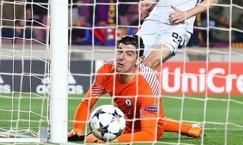 Ngày Courtois thấu hiểu biểu cảm bất lực của Phil Jones