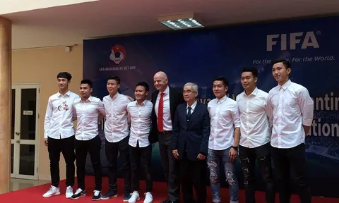 Chủ tịch FIFA thoải mái chụp ảnh cùng U23 và ĐT nữ Việt Nam