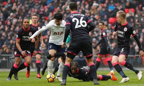 Ngôi sao châu Á của Tottenham khiến hàng thủ Huddersfield ngã rạp