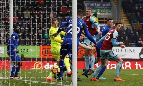 Ngược dòng Everton, Burnley chỉ còn cách Arsenal 5 điểm