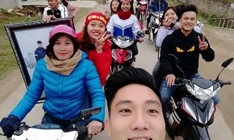 Người dân huyện miền núi Nghệ An nồng nhiệt đón thủ môn U23 Việt Nam
