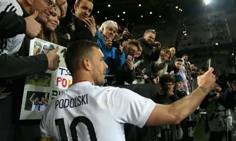 Người hùng Podolski nói gì trong ngày chia tay cảm xúc?