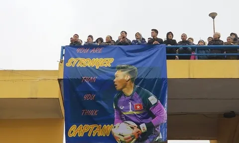 Sông Lam Nghệ An tri ân thủ môn bị gãy tay Nguyên Mạnh