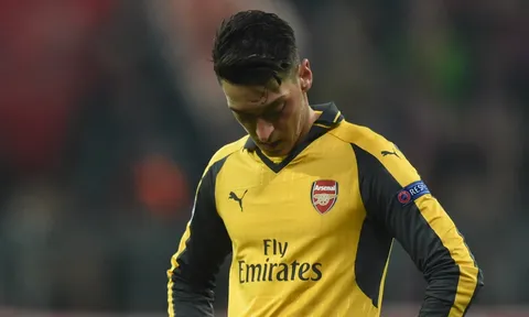 Nhìn Fabregas đá thế này, Oezil có chạnh lòng?