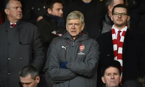 Nhìn học trò thua thảm, mặt Wenger không còn giọt máu