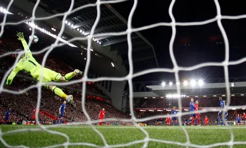 Nhìn lại siêu phẩm của Coutinho bị De Gea từ chối