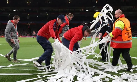 CĐV Bayern đồng loạt ném giấy vệ sinh phản đối Arsenal