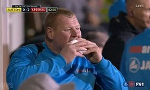 Những cú 'bay người' cản phá của chàng béo Wayne Shaw