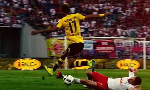 Những cú tắc bóng không thể chuẩn hơn tại Bundesliga mùa này