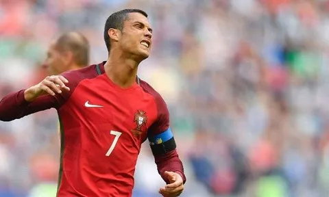 Những khoảnh khắc hài hước được ghi lại bên ngoài đường pitch