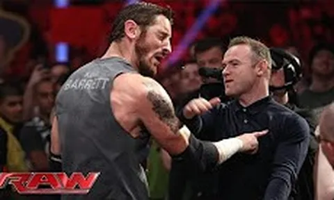Những lần sao bóng đá 'tấn công' sàn đấu WWE