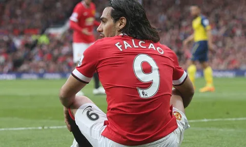 Những ngôi sao nổi danh nhưng 'tắt điện' ở Ngoại hạng Anh: Vô hình như Falcao