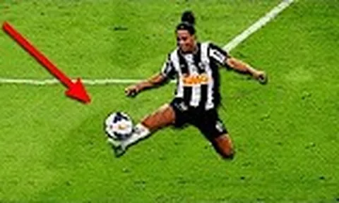 Những pha đỡ bóng siêu bá đạo trong bóng đá