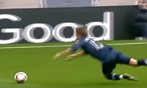 Những tình huống ăn vạ kiếm penalty của các ngôi sao thế giới