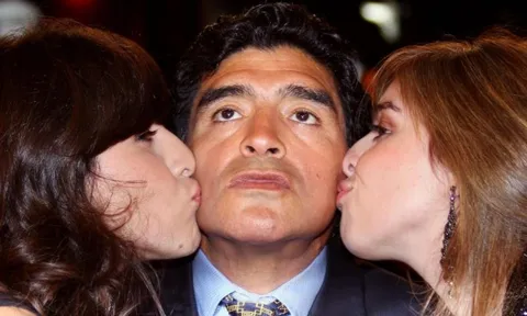 Bố con Maradona mâu thuẫn vì... 'mẹ kế'