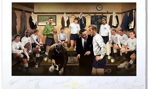 Tottenham rao bán bộ tranh phiên bản 'biệt đội siêu anh hùng'
