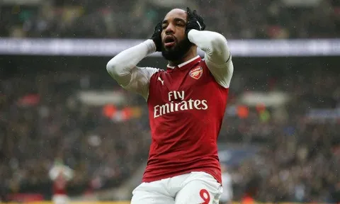 NÓNG: Arsenal gặp họa lớn, Lacazette chấn thương cực nặng