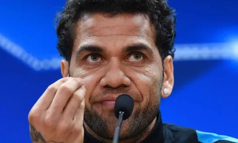 NÓNG: Dani Alves tố bị lãnh đạo Barca đối xử tệ bạc