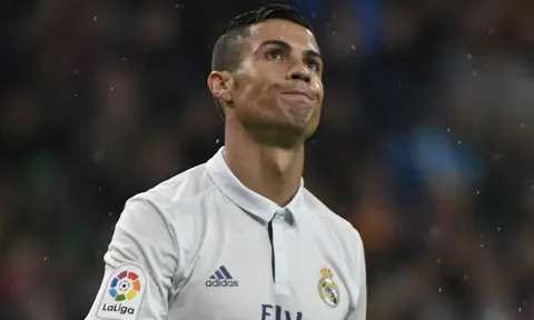 "Núi tiền" của người Trung Quốc không làm mờ mắt Ronaldo