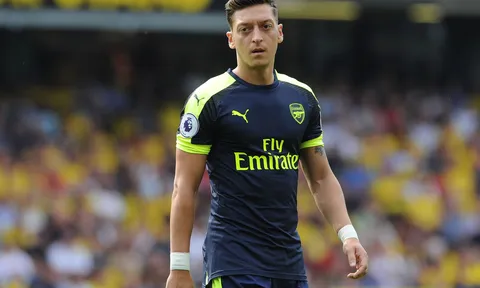Oezil cảm giác mình giống 'bia đỡ đạn' ở Arsenal