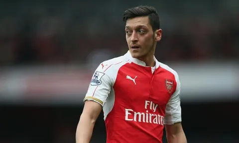 Oezil: 'Tương lai của tôi không phụ thuộc vào Wenger'
