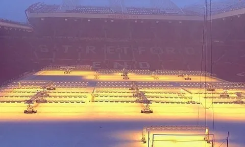 Mặt sân Old Trafford đổi màu trắng chỉ sau một đêm