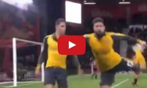 Olivier Giroud ăn mừng kiểu bò cạp lạ mắt