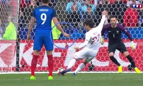 Olivier Giroud 'bắt bài' cách đá penalty của David Silva