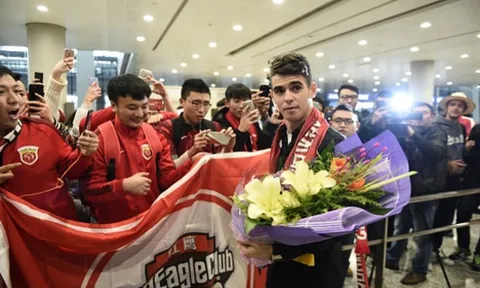 Oscar bị fan vây kín ngay khi vừa đến Trung Quốc