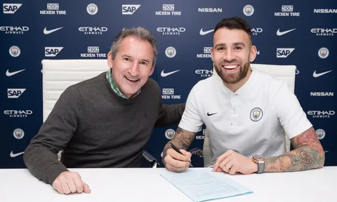 Otamendi tươi rói trong gia hạn hợp đồng với Man City
