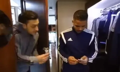 Ozil không ngừng hỗ trợ, kể cả bên ngoài sân cỏ