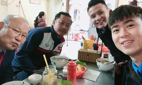 Duy Mạnh, Quang Hải mời HLV Park Hang-seo món phở bò