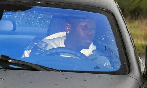 Paul Pogba lái siêu xe, hí hửng đến sân tập