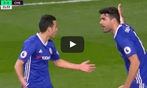 Pedro và Diego Costa cãi nhau ngay trong trận thua của Chelsea