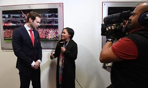Petr Cech bảnh bao trả lời phỏng vấn trước thời khắc lịch sử