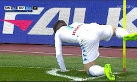 Pha ăn mừng bàn thắng khó hiểu của sao Napoli