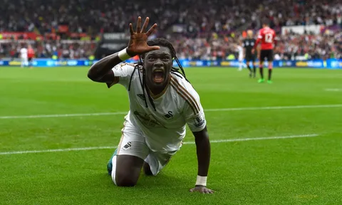 Pha ăn mừng theo phong cách kinh dị của Bafetimbi Gomis