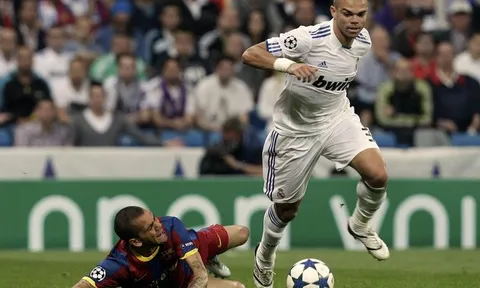 Pha chặt chém ghê rợn của Pepe vs Dani Alves