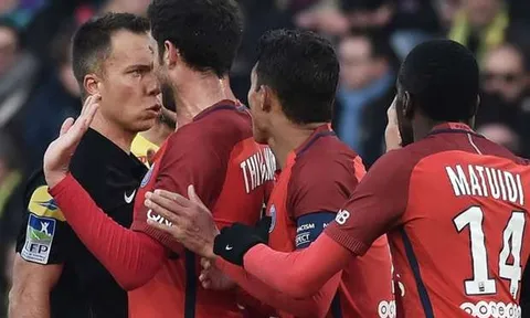 Pha chuyền bóng khó đỡ dẫn đến thẻ vàng của Marco Verratti