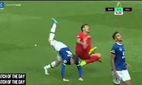 Pha đạp chân ghê rợn trong trận Derby vùng Merseyside
